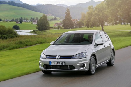 Beispiel eines Hybriden: VW gibt den Golf GTE mit nur 1,5 l/100 km und 11,4 kWH/100 km im Durchschnittsverbrauch an. Der Plug-in-Golf schafft dazu rein elektrisch gefahren 50 Kilometer, bis er ans Stromnetz muss.